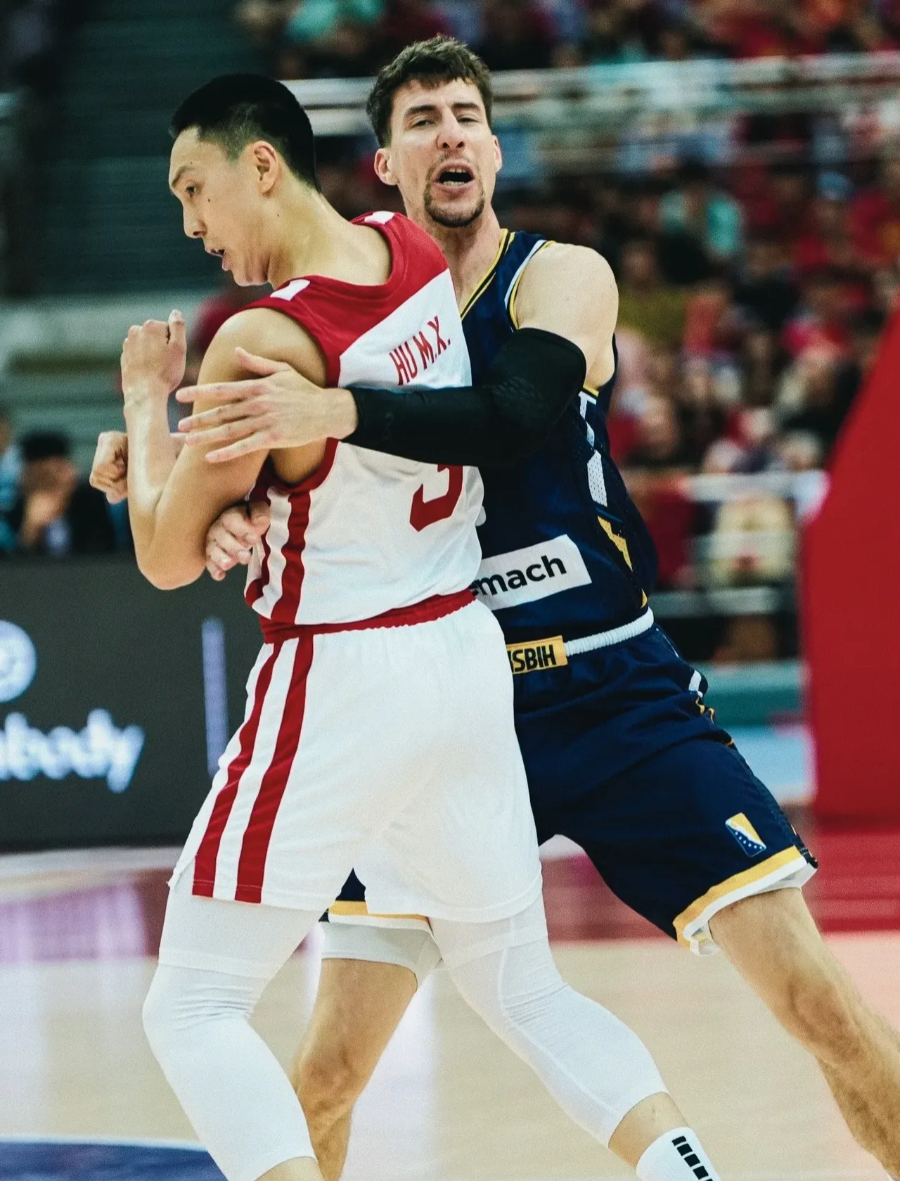 半岛体育在线官网-CBA季后赛赛程吃紧；曼城清晨战术微调；气氛紧张；训练强度明显提升