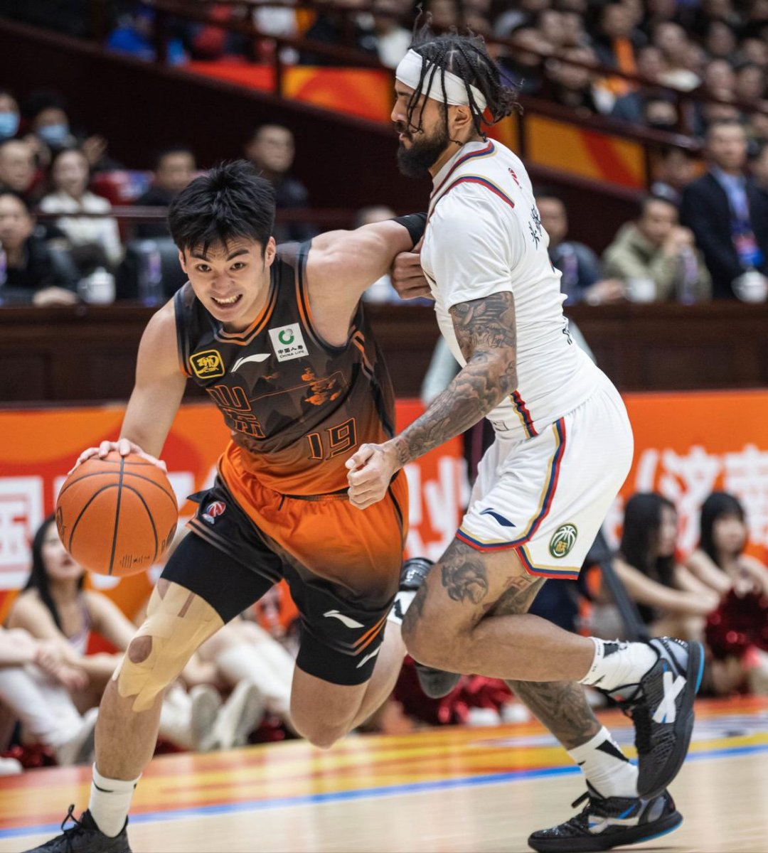 CBA季后赛赛程吃紧；曼城清晨战术微调；气氛紧张；训练强度明显提升