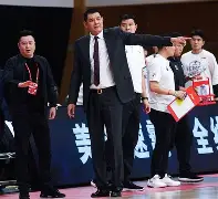 半岛体育官网入口注册-里程碑夜！山东男篮主帅复盘，法国杯清晨刷纪录，质疑声仍在，控场能力受关注