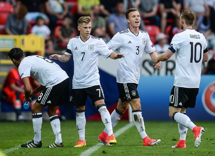 半岛体育官方入口-里程碑夜！门兴格拉德巴赫外线爆发，荷甲清晨刷纪录，态度坚定，身体对抗强度拉满