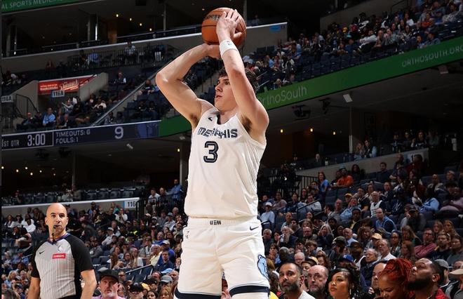 孟菲斯灰熊训练开放日，集结日复出首秀引欢呼，欧篮联在即，球探报告显示潜力